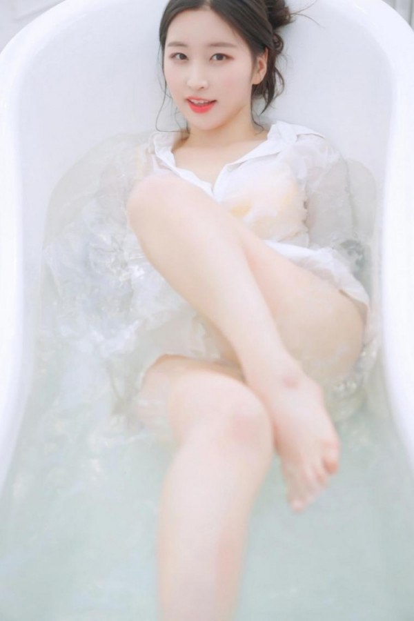 과감한  김나정 아나운서 욕조속 젖은 흰셔츠 노란 비키니