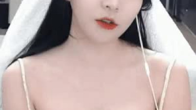 입덕짤  BJ 박민정 시스루 흰티 블랙브라, 노란 끈나시 가슴골