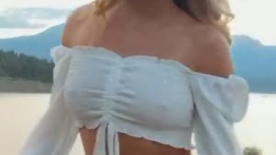 아찔한  Lindsay Brewer 노브라 튜브탑