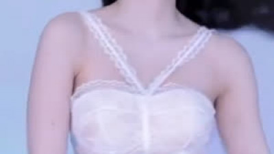 코피터짐 주의  마젠타 청바지에 레이스 홀터넥 2분할