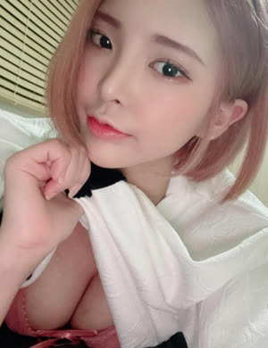 바디갑질녀  모델 김효연 티셔츠 걷어서 보여주는 귀여운 브라 가슴골
