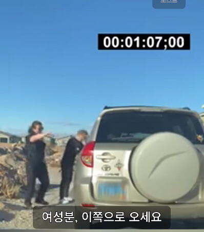 개그센스글 교통법규를 위반한 차량에 동승한 여성의 최후.jpg