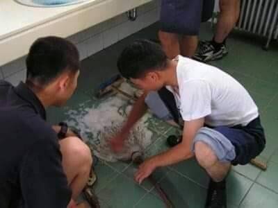 고딩유머 해군식 대걸레 빠는 법.jpg