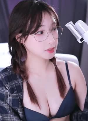 바디갑질녀  힘숨찐룩 명아츄 블랙 브라 가슴골