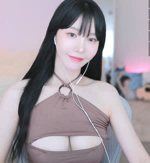 오지는 스트리머 겨우디 절개 의상 가슴골