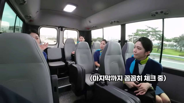 웃수저 이야기  첫 비행하는 승무원 누나의 하루.jpg