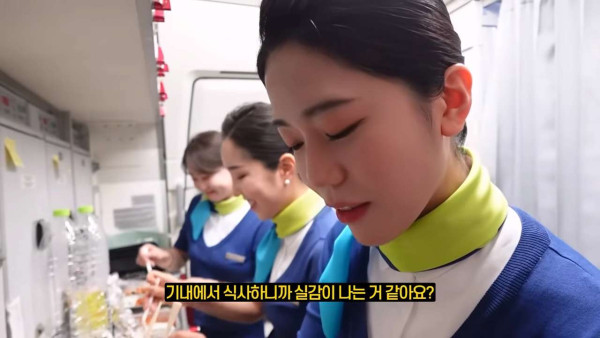 웃수저 이야기  첫 비행하는 승무원 누나의 하루.jpg