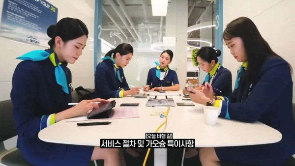 웃수저 이야기  첫 비행하는 승무원 누나의 하루.jpg