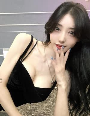 과감한  검은벨벳원피스 입은 별나비 몸매 수준