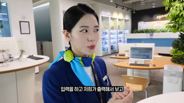 웃수저 이야기  첫 비행하는 승무원 누나의 하루.jpg