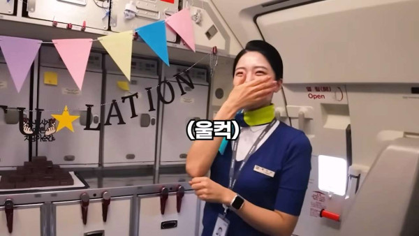 웃수저 이야기  첫 비행하는 승무원 누나의 하루.jpg