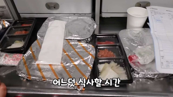 웃수저 이야기  첫 비행하는 승무원 누나의 하루.jpg