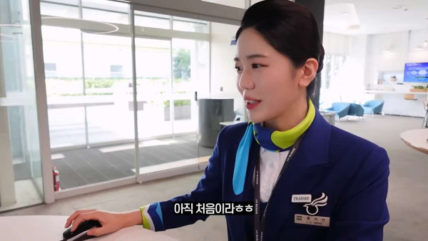웃수저 이야기  첫 비행하는 승무원 누나의 하루.jpg