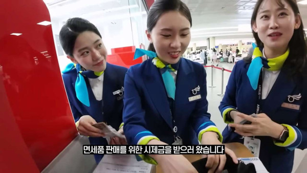 웃수저 이야기  첫 비행하는 승무원 누나의 하루.jpg