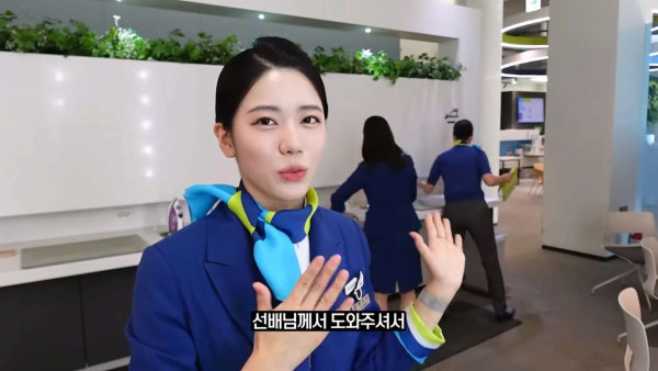웃수저 이야기  첫 비행하는 승무원 누나의 하루.jpg