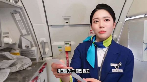웃수저 이야기  첫 비행하는 승무원 누나의 하루.jpg