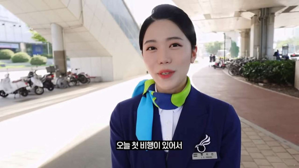 웃수저 이야기  첫 비행하는 승무원 누나의 하루.jpg