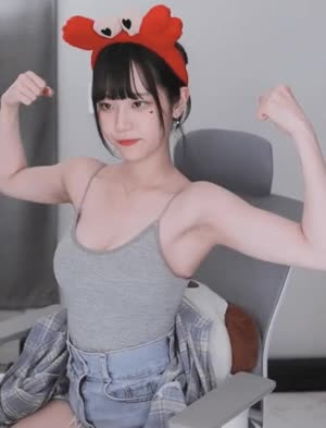 사랑스러운  알통 자랑하는 쵸단 회색 끈나시