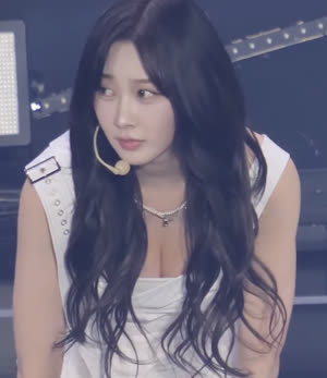 걍은꼴  에스파 지젤 멜빵 상의 가슴골