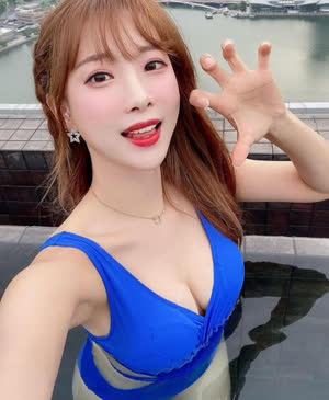 작살나는  김한나 치어리더 파란 수영복 각도 좋은 가슴골
