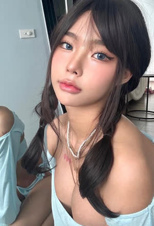 어익후  모델 민아님 인스타 오프솔더 스포츠브라 속옷 가슴골