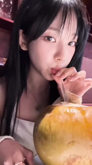 걍은꼴  코코넛 워터 마신 에스파 카리나의 표정