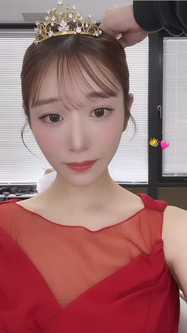 재미있는 티아라 왕관을 쓴 카와키타 사이카.jpg