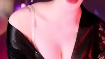 너무야한  컨셉 분위기가 쩌는 한갱 흘러내린 어깨선 가슴골