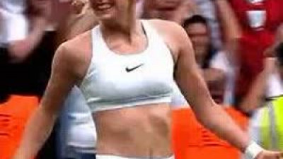 미챠   골 넣고 상의 탈의하는 여자 축구선수 클로에 켈리 출렁이는 스포츠 브라
