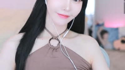 오지는 스트리머 겨우디 절개 의상 가슴골