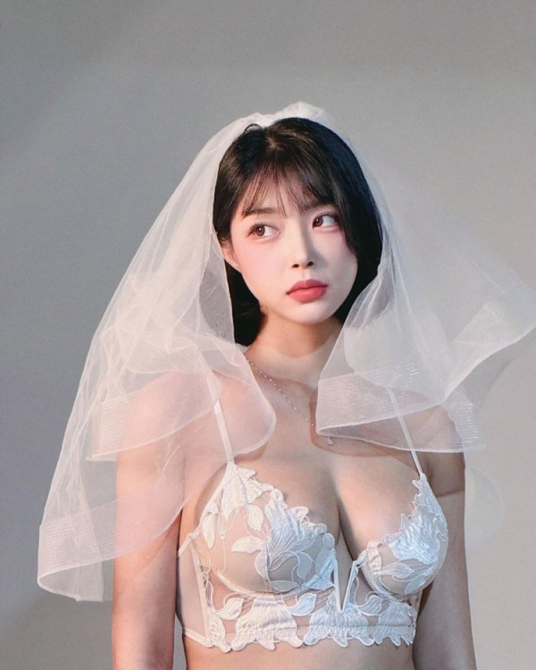 은근야한 김갑주 브라만 입은 순백의 신부 자연산 가슴