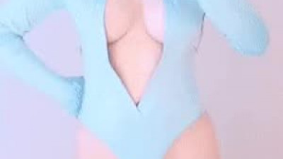 야한생각  상큼 양갈래 에디린 가슴골 다보여주는 하이레그 바디슈트