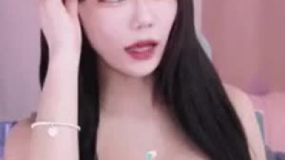 찐득한  검은 생머리 끈나시 입은 빛베리
