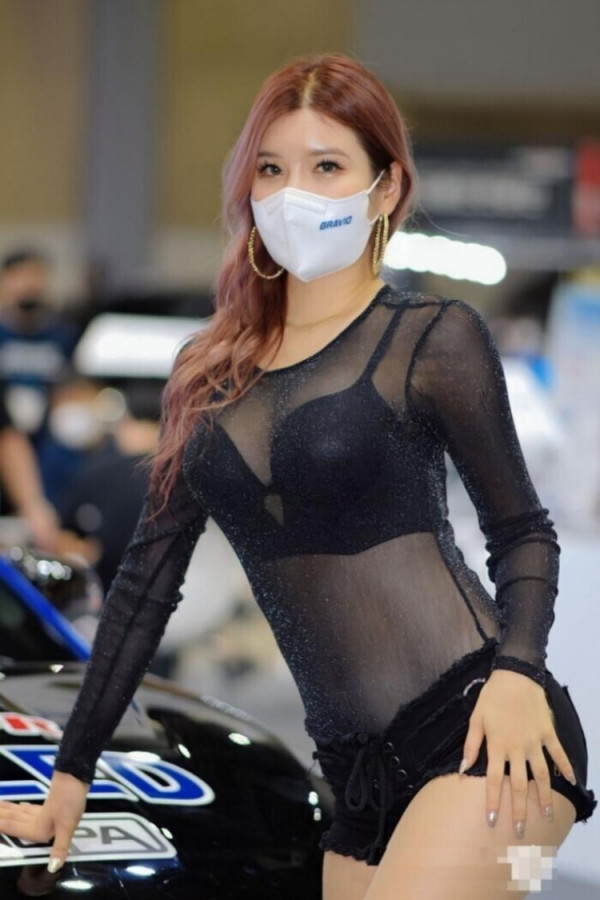 은근야한 레이싱 모델 주나일, 시스루 블랙 브라렛 실루엣