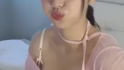 완소처자  쵸단 우주를 줄게 커버 기타위에 올려둔 핑크 가슴