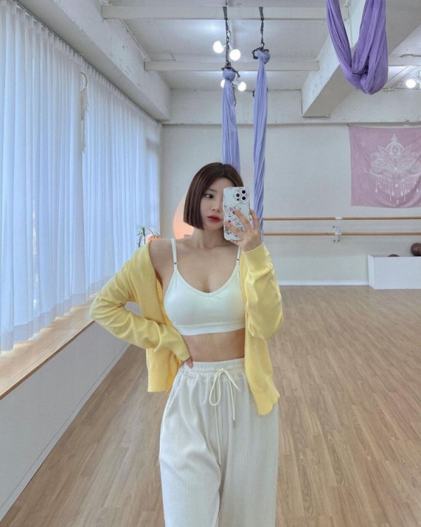 섹쉬녀  쇼핑몰 사장 겸 모델 모코밍 수영복 폴댄스 몸매