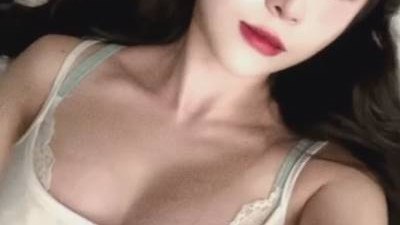아찔한  침대위에 누워있는 꽃빵 레이스 브라 가슴골