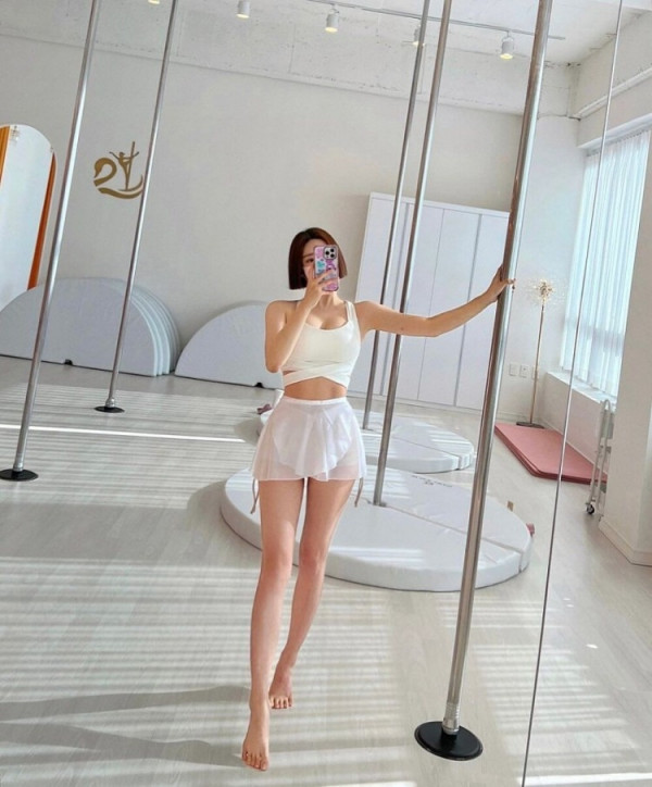 섹쉬녀  쇼핑몰 사장 겸 모델 모코밍 수영복 폴댄스 몸매