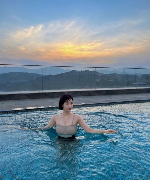 섹쉬녀  쇼핑몰 사장 겸 모델 모코밍 수영복 폴댄스 몸매