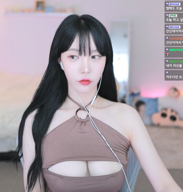 오지는 스트리머 겨우디 절개 의상 가슴골