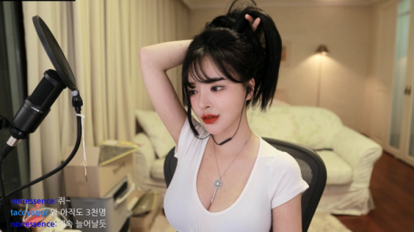 손밍 묵직한 흰티 몸매