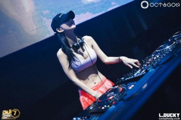 레알  모델 겸 DJ 원미령 셀카 가슴골