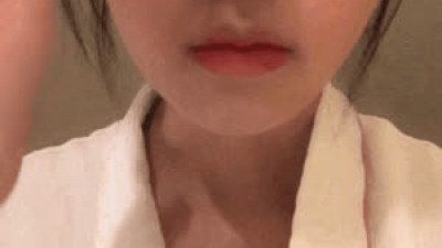 매력쩌는  목욕 가운 입은 문월 자기 가슴 주물럭