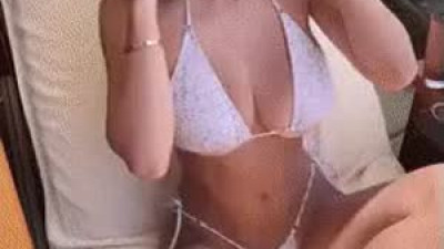 섹시최강  누워서 가슴 흔드는 소피 머드 자연스런 언더붑