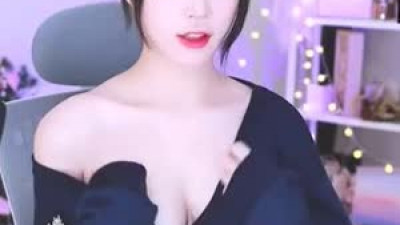 야사걸  섹시한 한갱 보여주는 가슴골