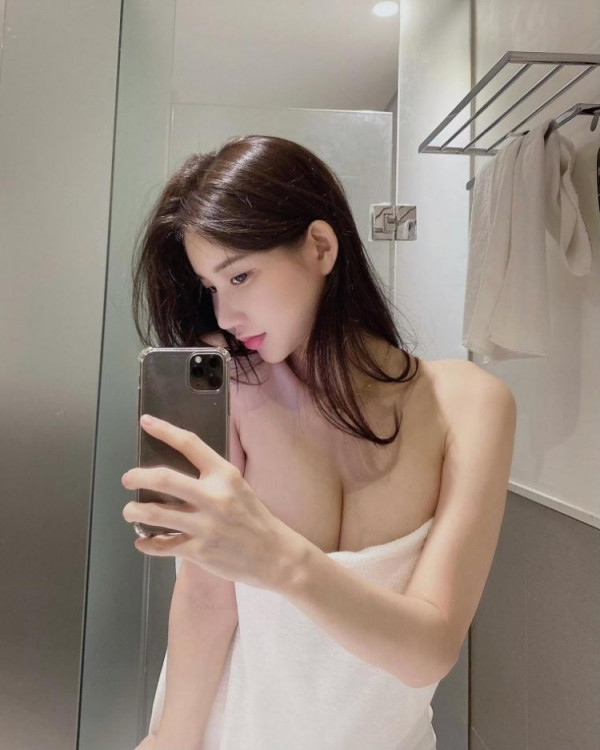 깔끔한  DJ 미유 원미령 쇼파에 기댄 끈나시 묵직한 가슴골