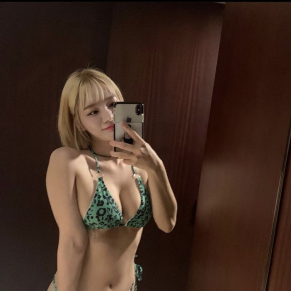 입덕짤  맹승지 비키니 셀카 사진 가슴골