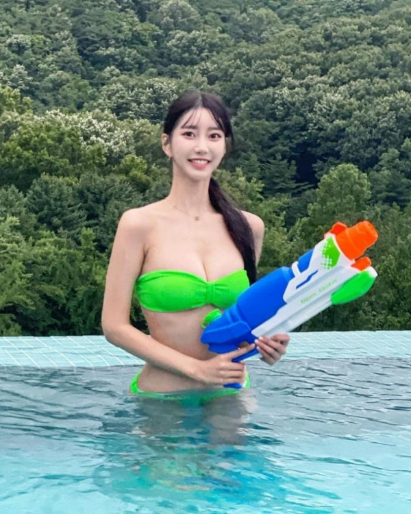 코피터짐 주의  레이싱 모델 반지희 형광 튜브탑 비키니