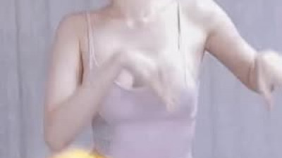 야한사진   BJ 지윤서 묵직한 가슴골 돌핀팬츠