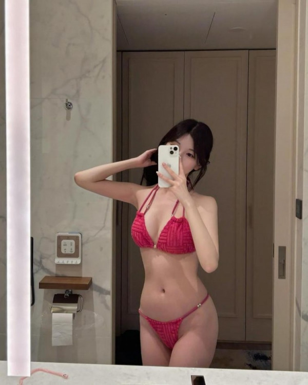 미챠   쏘블리 이소영 투명 수영장 비키니 몸매